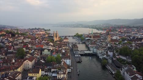 Suiza-atardecer-zurich-ciudad-central-junto-al-río-aéreo-panorama-4k