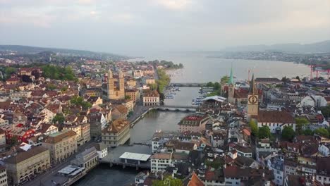 Suiza-atardecer-zurich-ciudad-central-junto-al-río-aéreo-panorama-4k