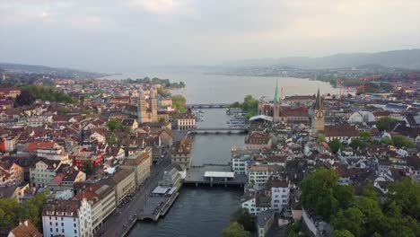 Suiza-atardecer-zurich-ciudad-central-junto-al-río-aéreo-panorama-4k