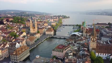 Suiza-tarde-tiempo-zurich-ciudad-central-junto-al-río-aéreo-panorama-4k