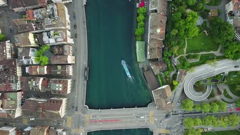 Schweiz-Zürich-Stadt-Zentrum-berühmten-Flussbrücke-Antenne-down-Ansicht-4k