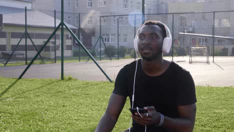 Slow-Motion-Portrait-reifer-afroamerikanische-Mann-in-der-Stadt-echte-Menschen-Musik-hören.