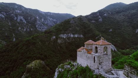 Suave-lento-vista-aérea-de-la-fortaleza-de-Asen-en-Asenovgrad-Plovdiv-Bulgaria-con-hierba-verde-en-el-destino-turístico-la-tarde-de-verano