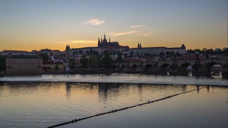 Día-de-vídeo-de-lapso-de-tiempo-de-noche-del-skyline-de-la-ciudad-de-Praga-con-el-río-de-Vltava-en-timelapse-de-República-Checa,-4K