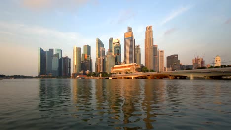 Die-Innenstadt-von-Singapur-City-Marina-Bay-Area-bei-Sonnenaufgang.-Financial-District-und-Wolkenkratzer-Gebäude.