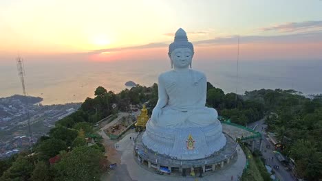 puesta-del-sol-en-la-vista-aérea-en-Phuket-Tailandia-de-Buda-grande