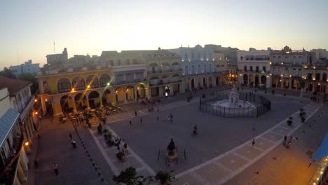 Lapso-de-tiempo-al-anochecer-en-la-Plaza-Vieja-en-la-Habana-Cuba