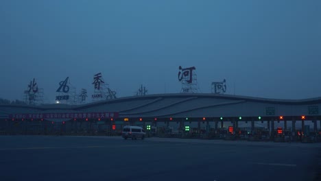 Tráfico-en-Shanghai-intercambio-de-la-autopista-en-la-noche,-China,-Asia