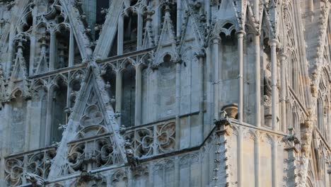 Primer-plano-de-la-arquitectura-de-St-Stephen-Cathedral-en-Viena-Austria