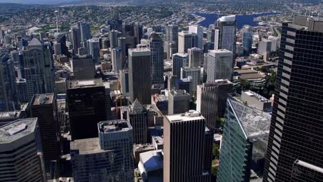 Wolkenkratzer-Gebäude-Tops-in-Seattle-Hubschrauber-Antenne