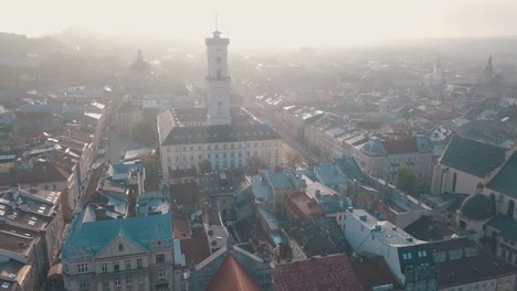 LVOV,-UCRANIA.-Panorama-de-la-ciudad-antigua.-Los-techos-de-edificios-antiguos.-Vista-aérea