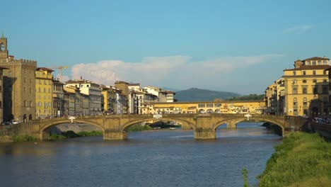 Florence,-Tuscany,-Italy.-Panoramic-view-of-Arno-river-and-St-Trinity-Bridge