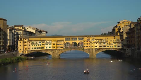 Florencia,-Toscana,-Italia.-Vista-panorámica-del-río-Arno-y-el-Ponte-Vecchio-puente