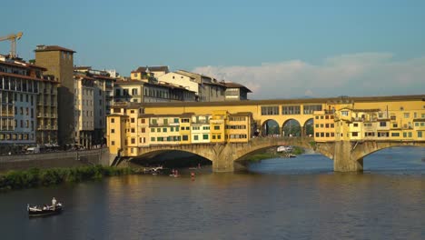 Florenz,-Toskana,-Italien.-Panoramablick-über-den-Fluss-Arno-und-Ponte-Vecchio-Brücke