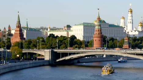 Hyperlapse-of-Moscow-Kremlin-and-Moskva-river-with-cruise-ships,-Russia