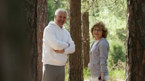 Ältere-Frau-und-Mann-Training-im-Park-und-lächelnd