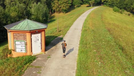 Longboarder-in-ein-Luftbild