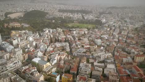 Vista-aérea-de-edificios-y-construcciones-famosas-de-la-ciudad-de-Atenas.