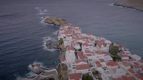 Vista-aérea-del-pueblo-plantea-vela-de-windsurf-en-el-mar-de-Grecia.