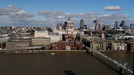 hohen-Blick-auf-St.-Pauls-und-die-Themse-von-der-Tate-Gallery-in-London