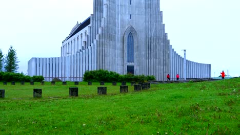 Blick-auf-die-Kathedrale-der-katholischen-Kirche-in-Reykjavik-Hallgrimskirkja