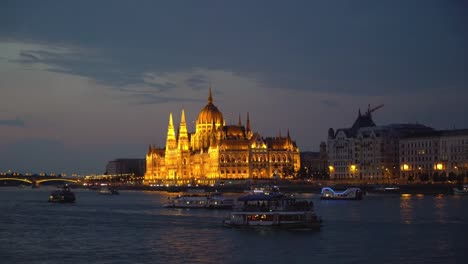 Budapest,-Hungría.-Flotador-de-buques-de-vapor-en-el-río-de-Danubio-en-la-noche-al-lado-del-palacio-presidencial-iluminada