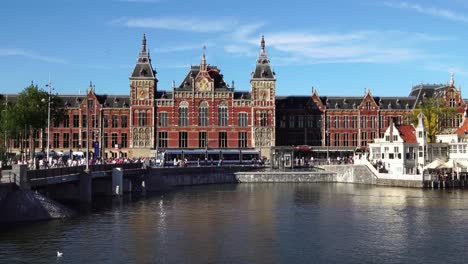 Centro-de-Amsterdam.-Tranvía-frente-a-la-estación-Central-de-Ámsterdam,-Europa.