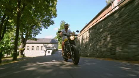 Modernes-Scrambler-Motorrad-auf-der-Forststraße