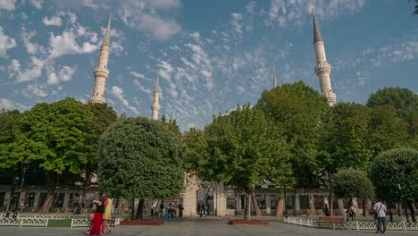 Menschen-am-Eingang-der-Moschee-in-Sultanahmet,-Bluemosque,-timelapse