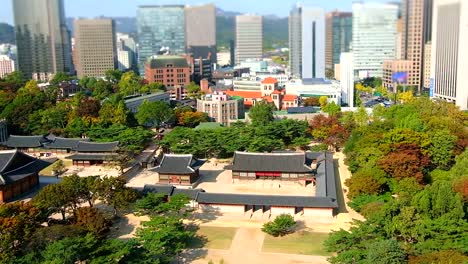 Ansicht-des-königlichen-Palast-Deoksugung-im-Herbst-in-Seoul-Südkorea