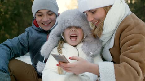 Mutter-und-Kinder-posieren-für-Selfie-im-Wald