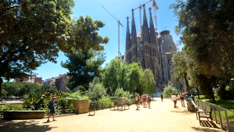 Timelapse-de-peatones-caminando-en-Sagrada-familia-en-verano,-Barcelona,-España