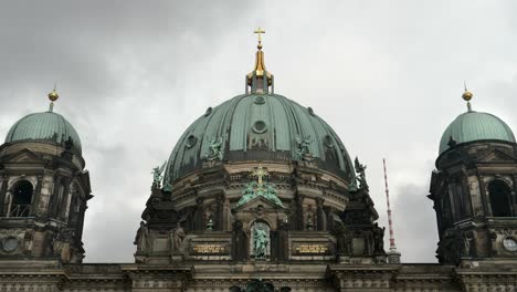 cerca-de-la-cúpula-de-la-Catedral-de-Berlín-en-Alemania