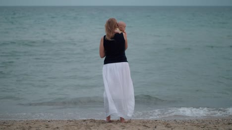 Mama-mit-Baby-auf-das-Meer-schauen