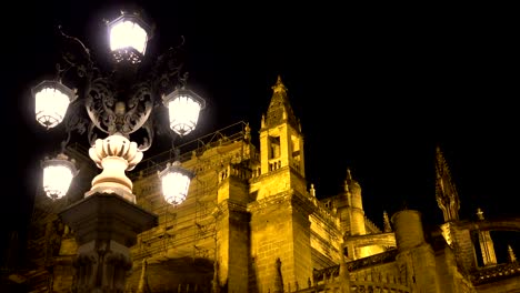 Porträt-der-Kathedrale-der-Heiligen-Maria-des-Stuhls-von-Nacht---Sevilla,-Spanien