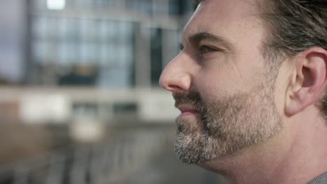 Close-up-of-a-young-man´s-face-who-is-looking-into-the-distance