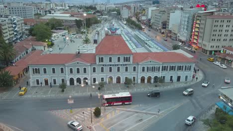 Estación-de-tren-de-vehículos-y-personas-pasando-por-Izmir