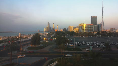 Hermosa-vista-del-horizonte-de-la-ciudad-de-Abu-Dhabi-y-corniche-calle-al-atardecer