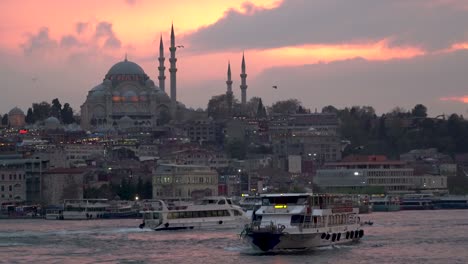 Sonnenuntergang-in-Istanbul-mit-Vögel-und-Boote-vor-einer-Moschee