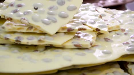 El-postre-crepe-de-leche-con-el-maní-en-él