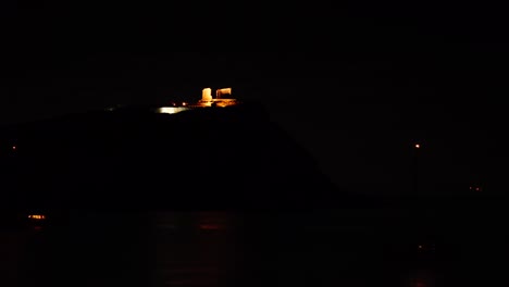 Grecia-templo-de-Poseidón-en-el-cabo-Sounio-por-la-noche,