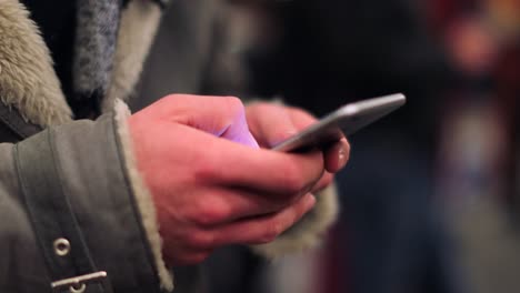 Pendler-am-Bahnsteig-der-u-Bahn-e-Mails-checken-und-Surfen-im-Internet-auf-Handy-Gerät