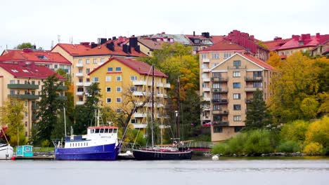 Dos-barcos-en-el-lado-de-la-casa-en-Estocolmo-Suecia