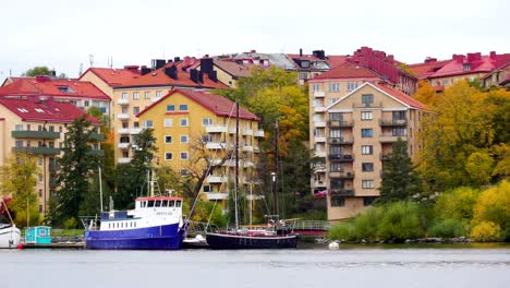 Zwei-Boote-auf-der-Seite-des-Hauses-in-Stockholm-Schweden