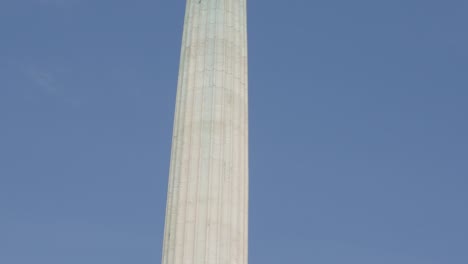 Das-Milleniumsdenkmal-auf-Helden-Fläche-in-der-ungarischen-Hauptstadt-Budapest-kippen-4K-2160p-UltraHD---Hosok-ter-Statuen-von-Tag-zu-Tag-vor-blauem-Himmel-4-K-3840-X-2160-UHD-Tilt-video