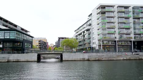 Pasando-por-los-edificios-modernos-en-Estocolmo-Suecia