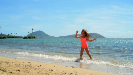 Mädchen-spielen-im-Wasser-am-Strand-4k