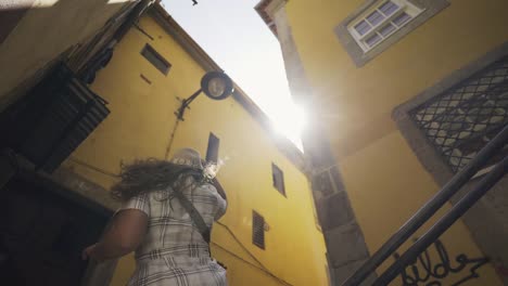 Mujer-en-vestido-con-sombrero,-caminando-en-la-calle