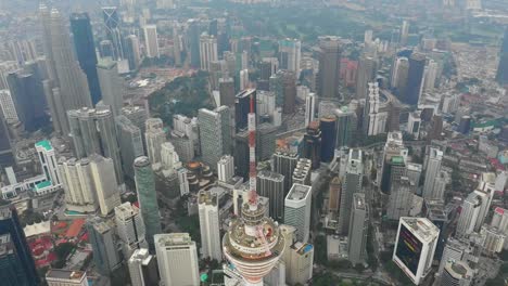 Kuala-Lumpur-Stadtzentrum-von-berühmten-Turm-oberen-Park-View-Antenne-Panorama-4k-Malaysia