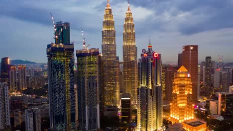 Sonnenuntergang-Beleuchtung-Kuala-Lumpur-Stadtzentrum-Antenne-Panorama-Zeitraffer-4k-Malaysia